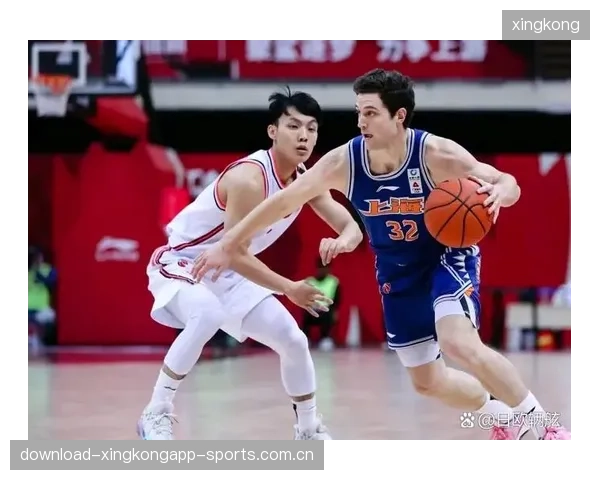 NBA球员踩线救球堪称奇迹——赛场奇迹背后的篮球智慧